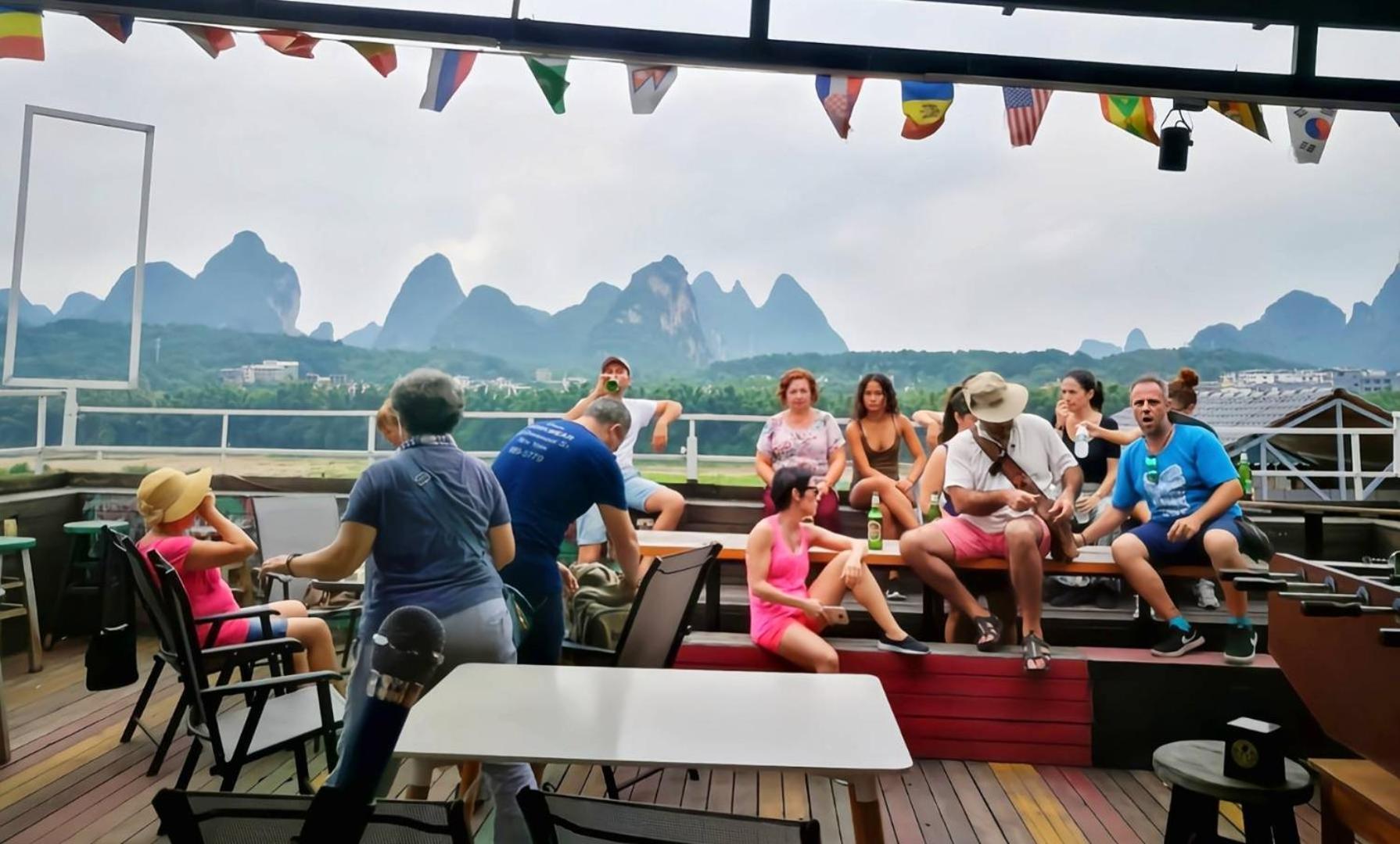 Showbiz Hostel Yangshuo Exterior photo