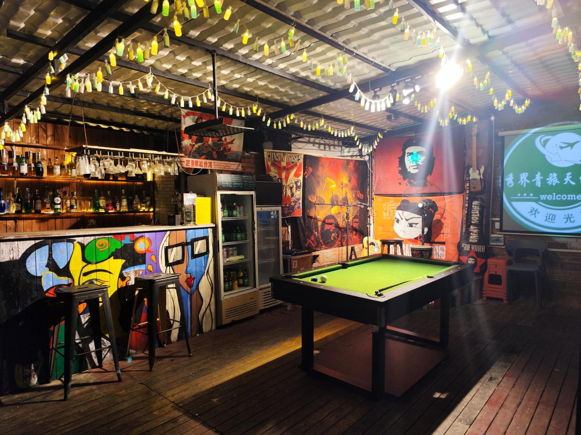 Showbiz Hostel Yangshuo Exterior photo